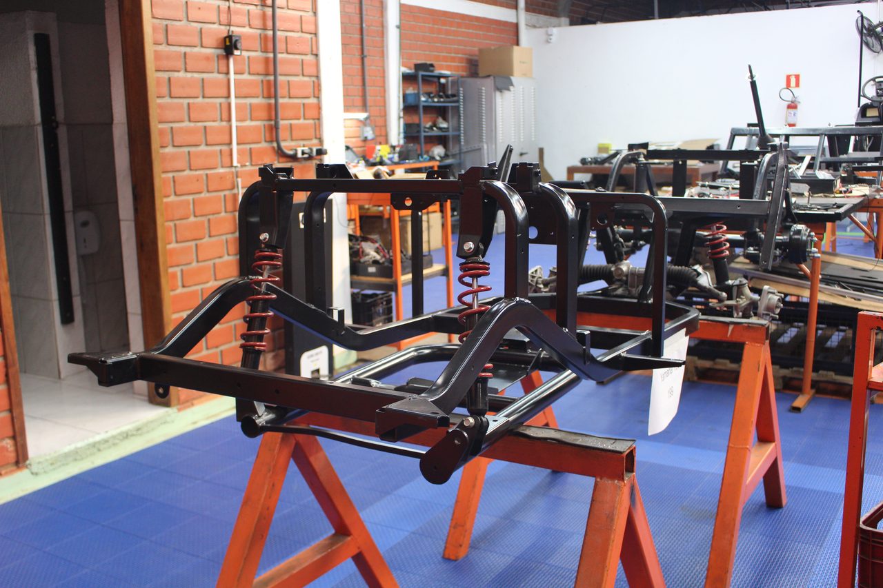 Chassi de alumínio vs. Chassi de aço em carts elétricos: Por que o material da estrutura importa tanto?