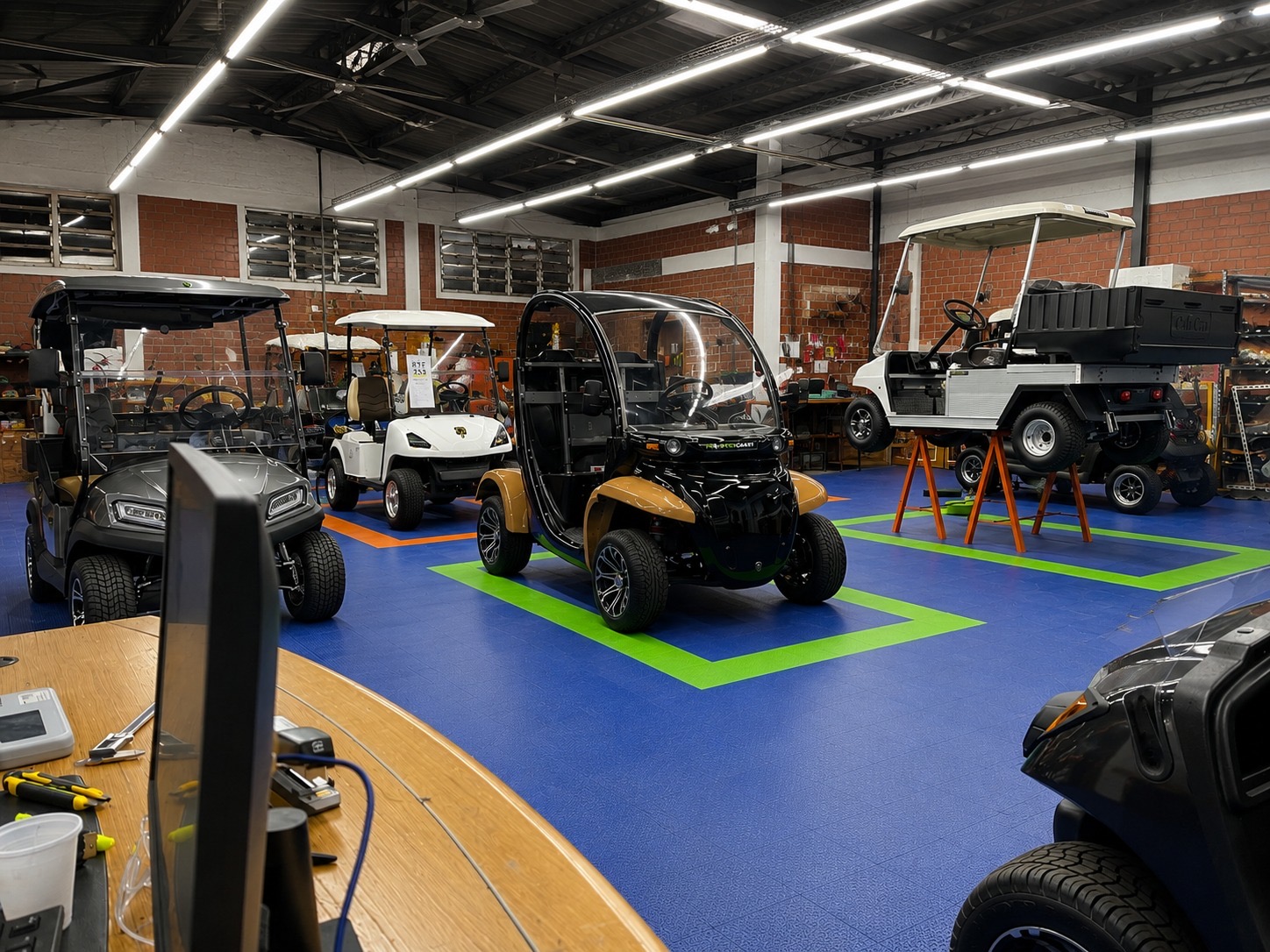 Oficina RetroCart com ferramentas prontas para manutenção de golf carts.
